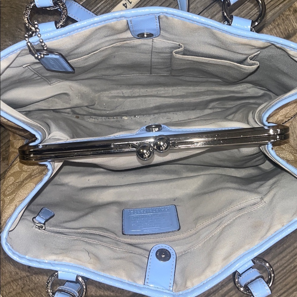 Coach logo canvas Beige and Light Blue Shoulder Bag needs cleaning. W/ dust bag - Picture 4 of 10
